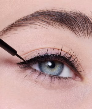 81206_PRECISION_LIQUID_EYELINER_MOM_JORDAN_0161_v2 (1)
